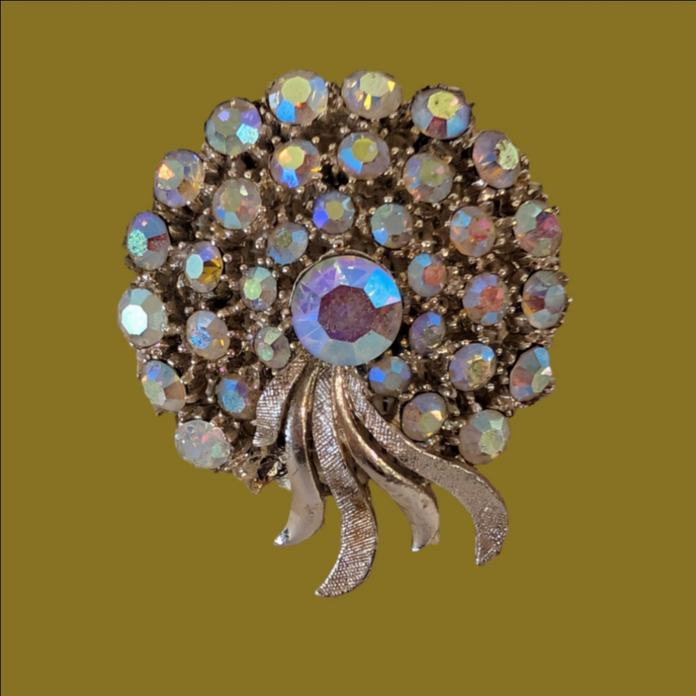 Vintage Brooch Rhinestone Clear Rhinestone Gold Metal Srounding The Crystal
